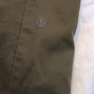 Lululemon green Trouser front zipper with front and back pockets. Size 2